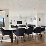 4 Bedroom In *